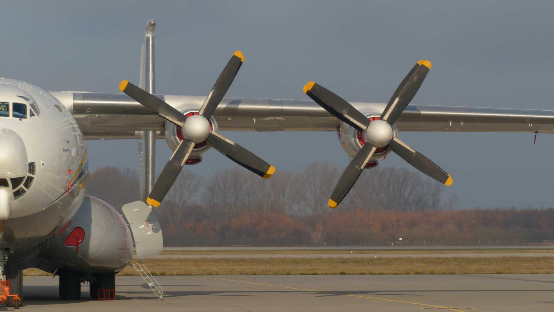 background image: Antonov An-22